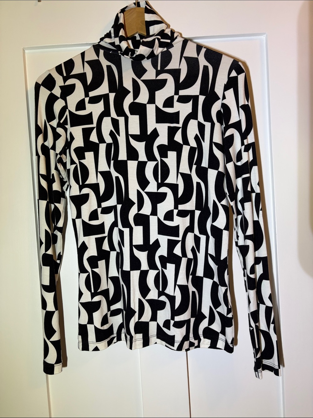 Simons Black & White Geometric Turtleneck Long Sleeve Top